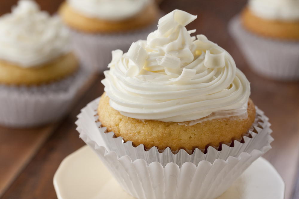 classic-vanilla-cupcakes-mrfood