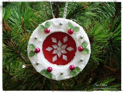 http://d2droglu4qf8st.cloudfront.net/2015/09/236816/Frosted-Holly-Wreath-DIY-Christmas-Ornament_ArticleImage-CategoryPage_ID-1193555.jpg?v=1193555