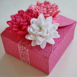 Pretty in Pink Flower Topped Gift Box Pretty in Pink Flower Topped Gift Box