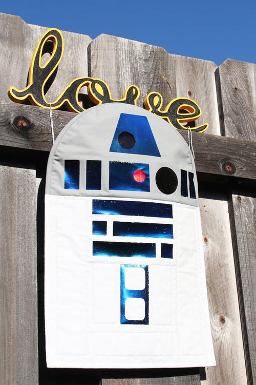 r2d2-wall-hanging-quilt-favecrafts