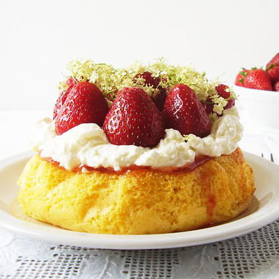 6 - Inch Sponge Cake with Strawberries 6 - Inch Sponge Cake with Strawberries