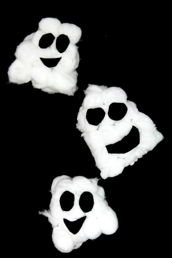 Fluffy Halloween Ghosts DIY Decor Fluffy Halloween Ghosts DIY Decor