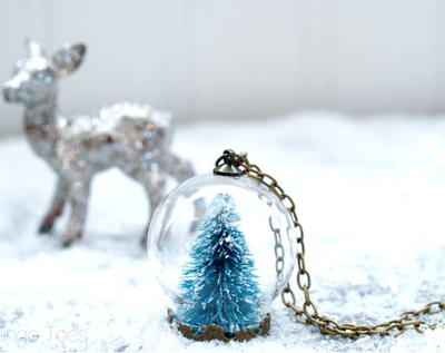 Stylish DIY Snow Globe Necklace Stylish DIY Snow Globe Necklace