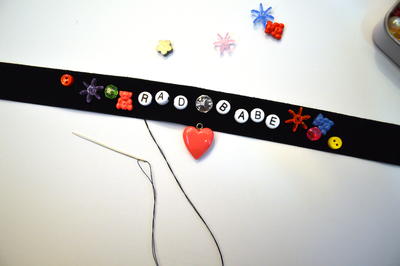 Funky 1990s Designer-Inspired Choker Necklace Funky 1990s Designer-Inspired Choker Necklace