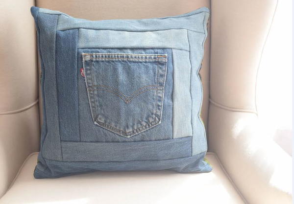 DIY Denim Traditional Log Cabin Block Pocket Pillow DIY Denim Traditional Log Cabin Block Pocket Pillow