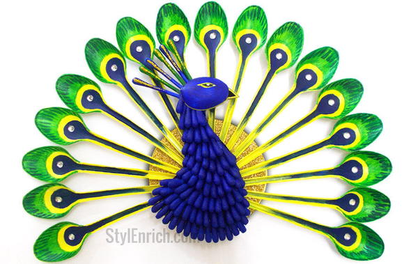 How to Make a Peacock from Plastic Spoons How to Make a Peacock from Plastic Spoons