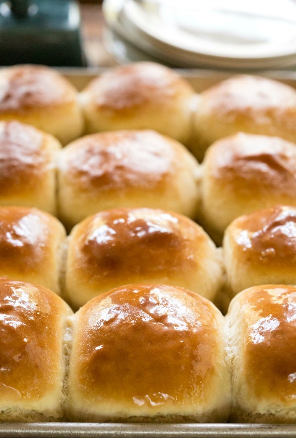 30 Minute Honey Butter Rolls | RecipeLion.com