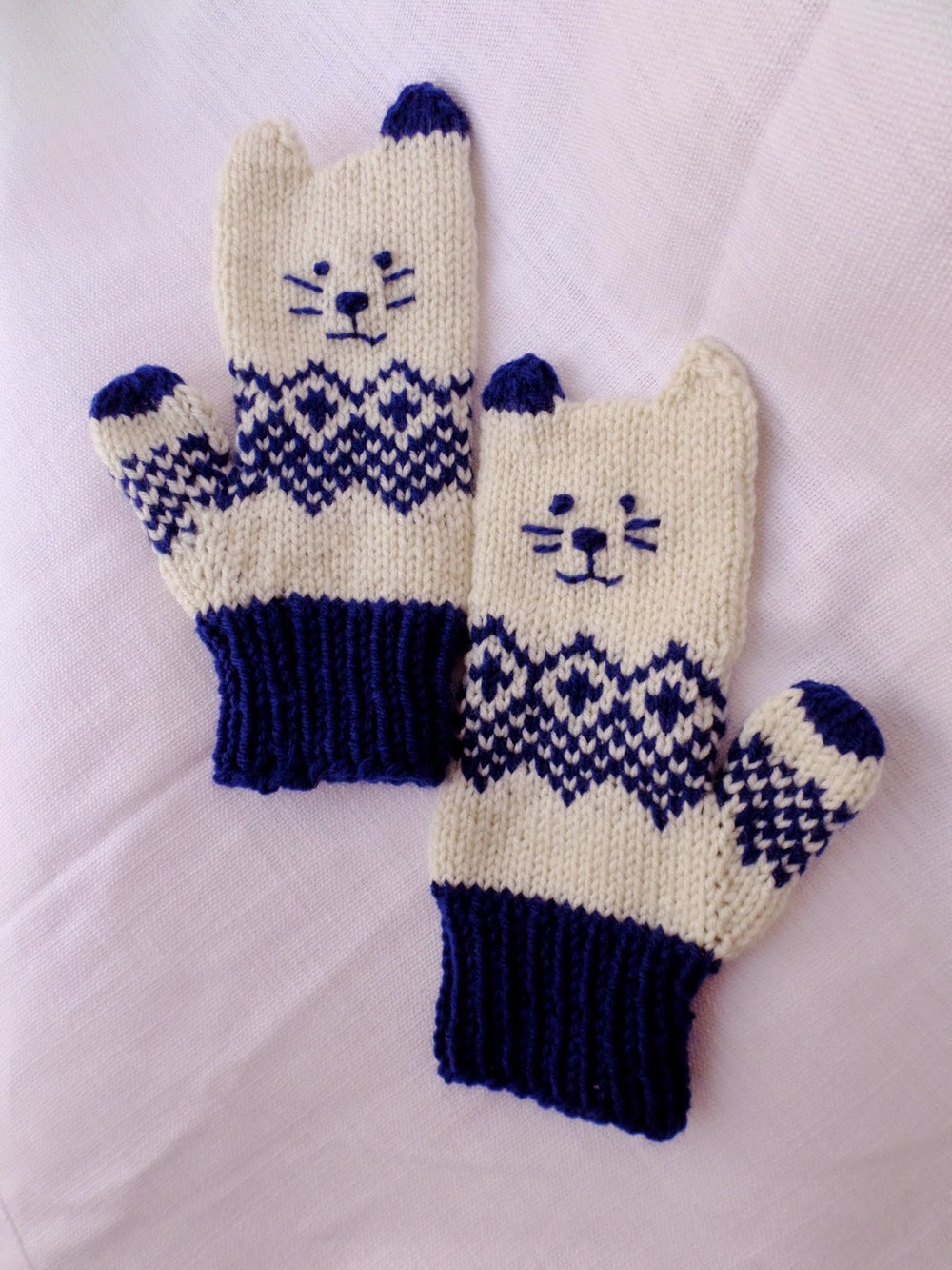 Insanely Adorable Kitten Mittens | AllFreeKnitting.com