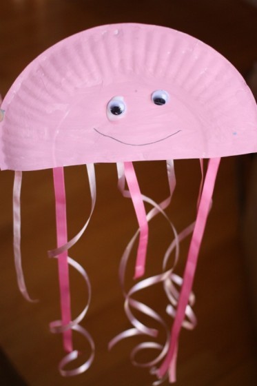 Jellyfish Paper Plate Craft | AllFreeKidsCrafts.com