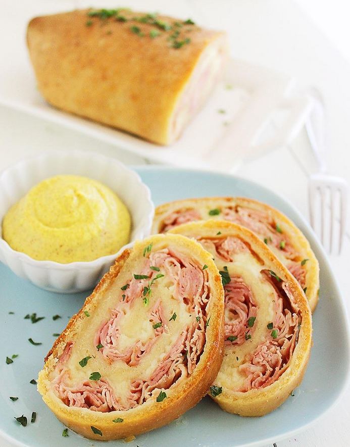 3-Ingredient Baked Ham and Cheese Rollups | RecipeLion.com