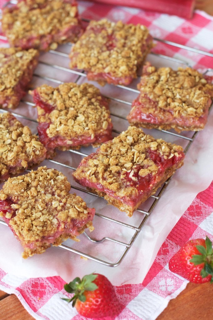 Strawberry Rhubarb Crumble Bars | RecipeLion.com