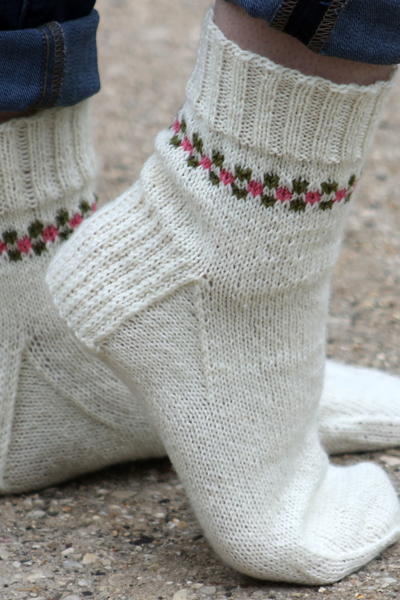 Pansy Path Knit Sock Pattern | AllFreeKnitting.com