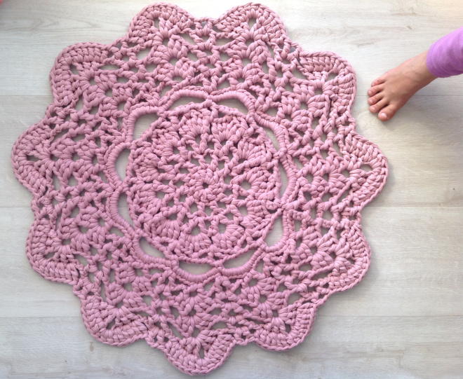 lacy-doily-t-shirt-yarn-rug-favecrafts