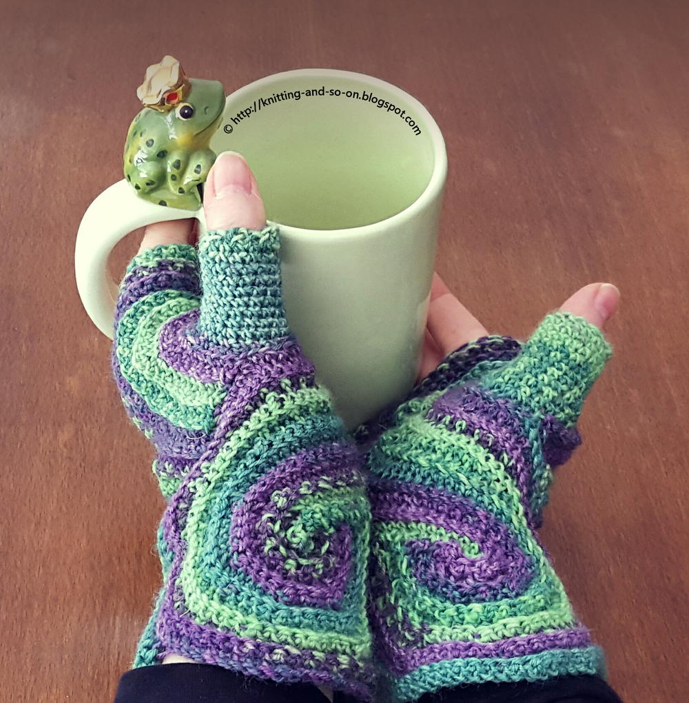 Download Octavo Fingerless Gloves | FaveCrafts.com