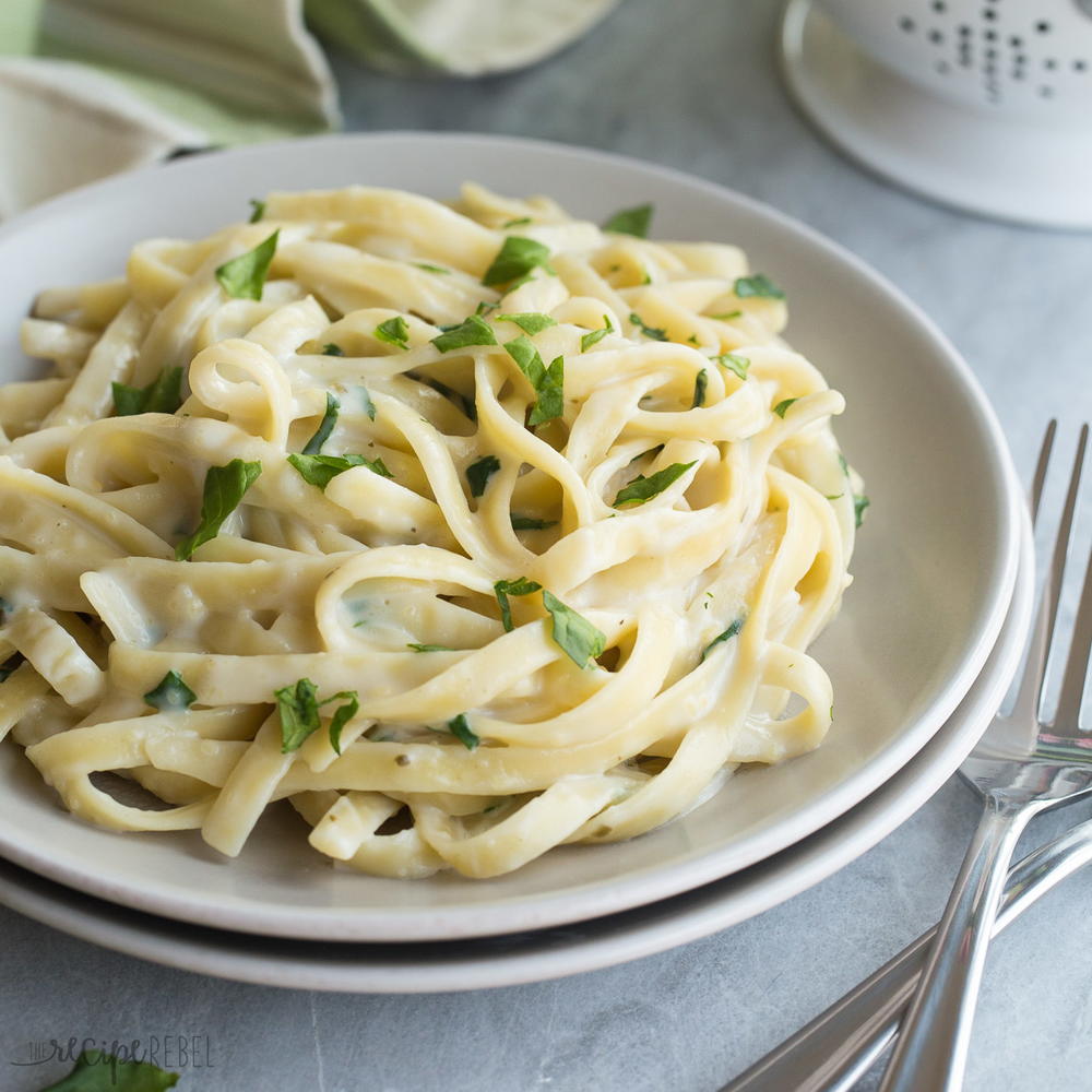 Light Pesto Spinach Alfredo Sauce | RecipeLion.com