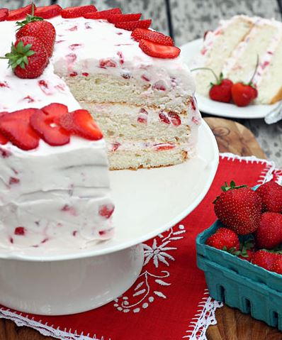 Strawberries and Cream Cake | RecipeLion.com