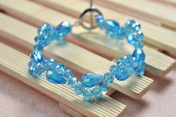 Beginner's Icy Beaded Bracelet AllFreeJewelryMaking.com