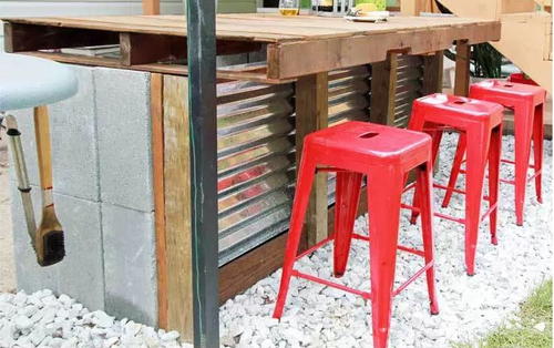 DIY Cinder Block and Pallet Outdoor Bar | DIYIdeaCenter.com