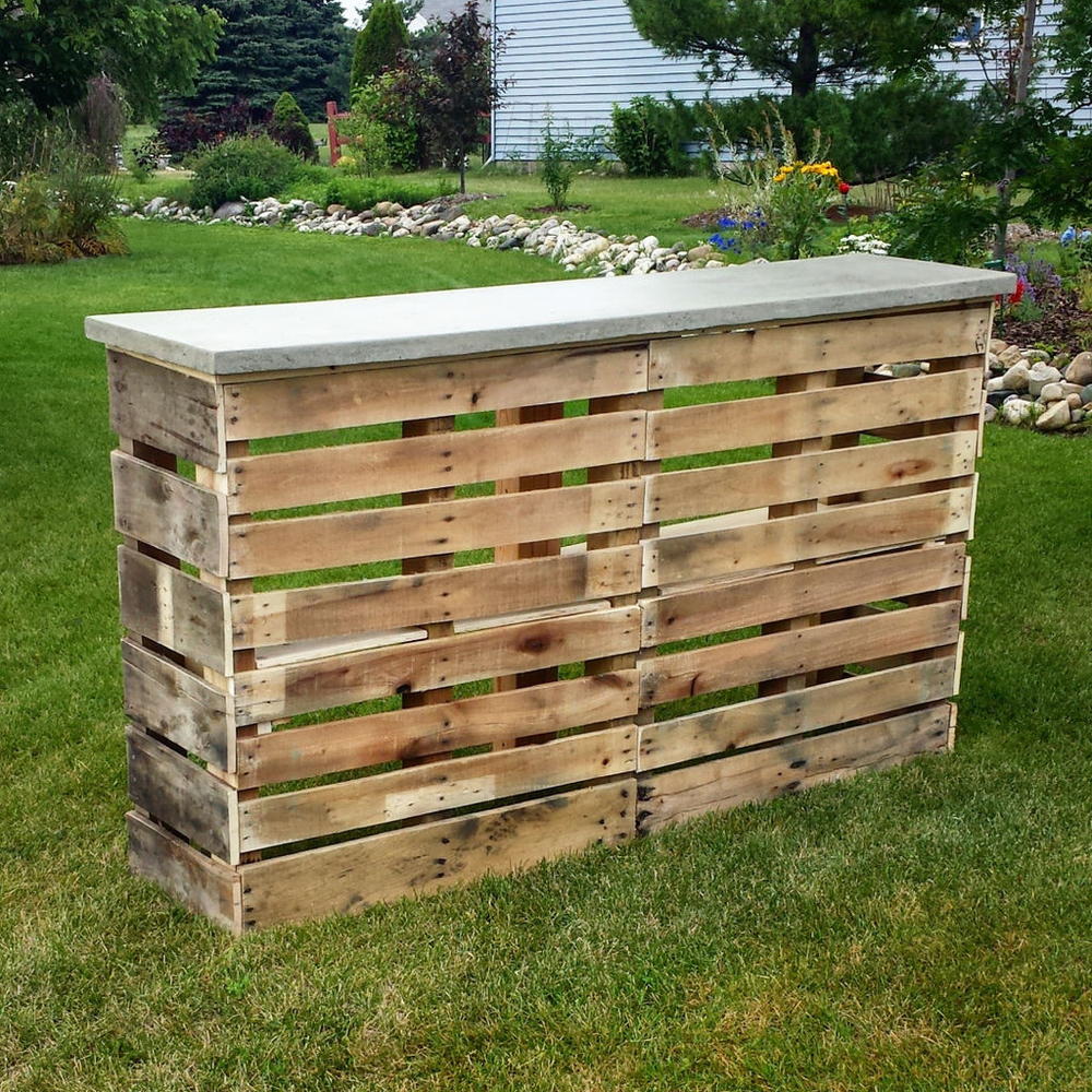 Nifty DIY Pallet Patio Bar | DIYIdeaCenter.com