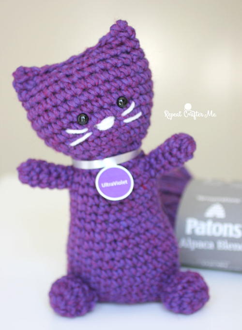 完美的紫色Patons钩针Kitty